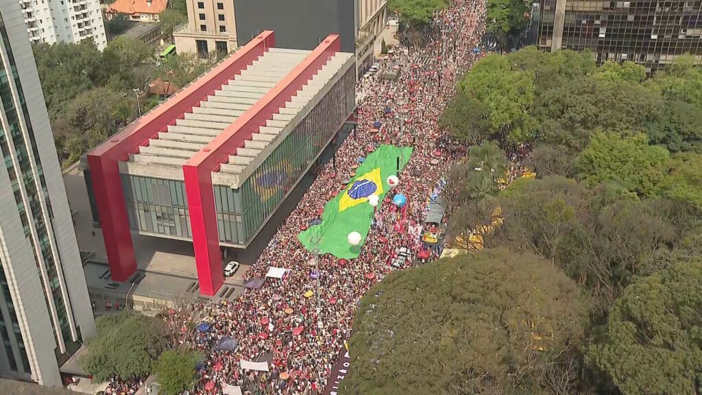 em-ato-na-paulista,-esquerda-traz-bandeirao-do-brasil-e-defende-soberania