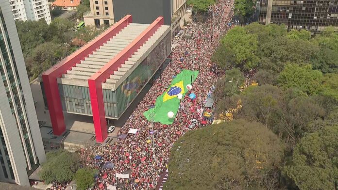 em-ato-na-paulista,-esquerda-traz-bandeirao-do-brasil-e-defende-soberania