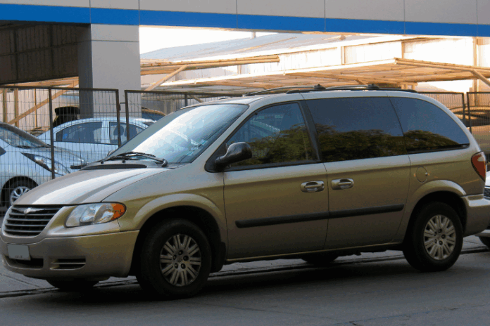 chrysler-caravan:-a-minivan-que-reinventou-o-carro-da-familia-nos-anos-80