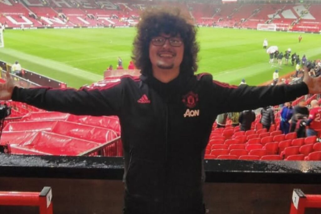 video:-torcedor-do-united-que-prometeu-nao-cortar-o-cabelo-e-agredido