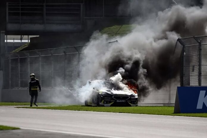 carro-de-irmao-de-hamilton-pega-fogo-durante-corrida-em-silverstone