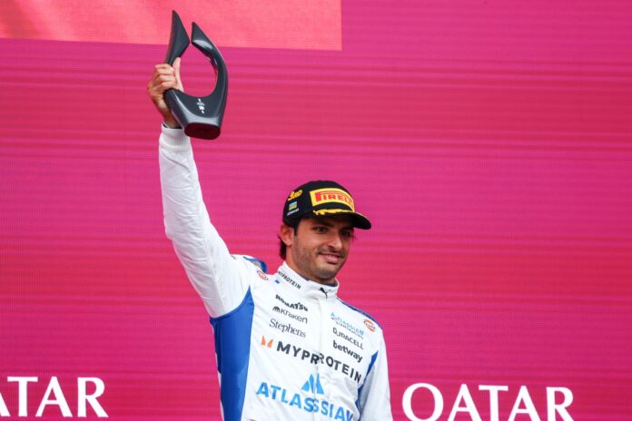 com-podio-em-baku,-carlos-sainz-iguala-feito-raro-de-alain-prost-na-f1