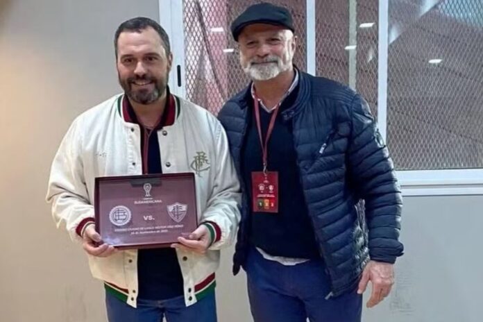 lanus-confunde-escudo-do-fluminense-com-o-de-clube-do-acre.-confira