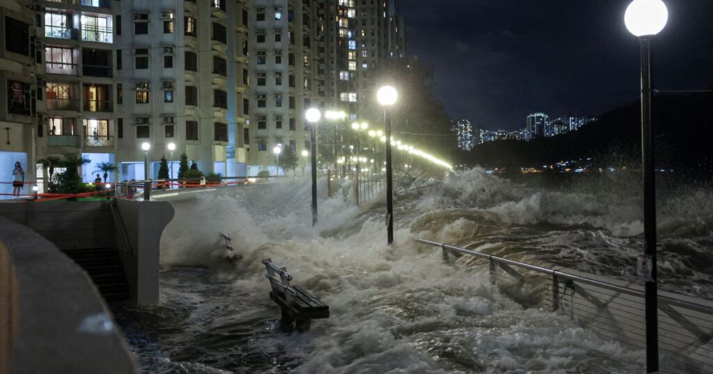 supertufao-ragasa-atinge-hong-kong-e-sul-da-china-com-fortes-chuvas