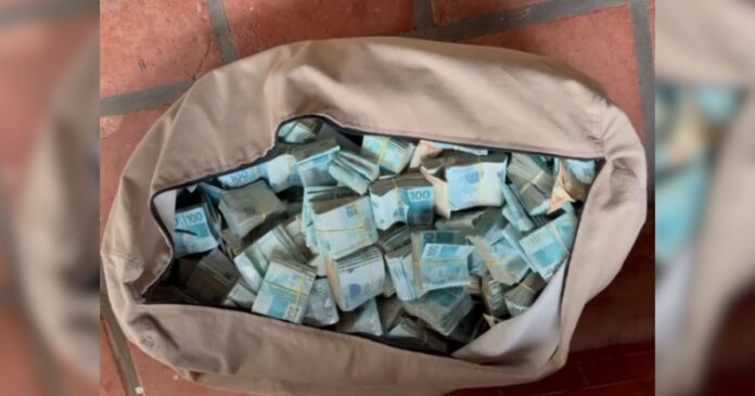 policia-apreende-r$-3-milhoes-em-mala-de-familia-que-extorquia-medico-na-ba