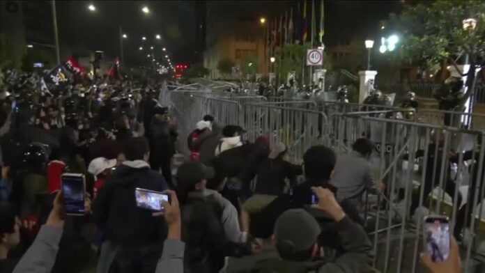 protesto-da-geracao-z-no-peru-termina-em-confronto-com-a-policia