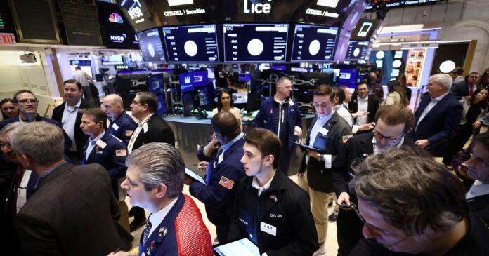 americanos-nunca-investiram-tanto-em-acoes,-e-isso-pode-ser-sinal-de-alerta