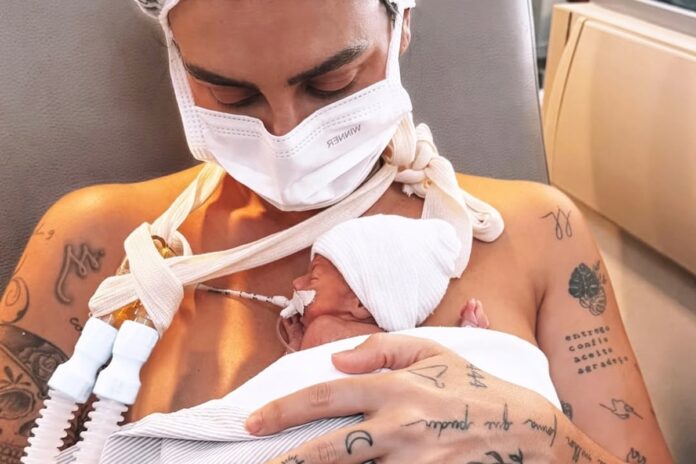 clara-maia-segura-filho-pela-primeira-vez-8-dias-apos-parto:-“colinho”
