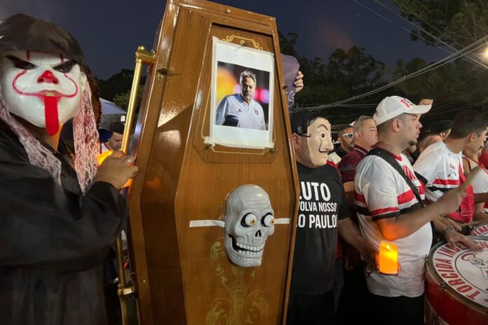 video:-torcida-do-sao-paulo-protesta-contra-a-diretoria-do-clube