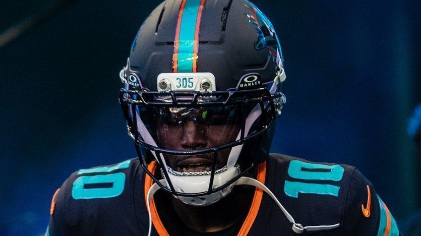 imagem-forte:-jogador-da-nfl-sofre-grave-lesao-em-dolphins-x-jets;-veja