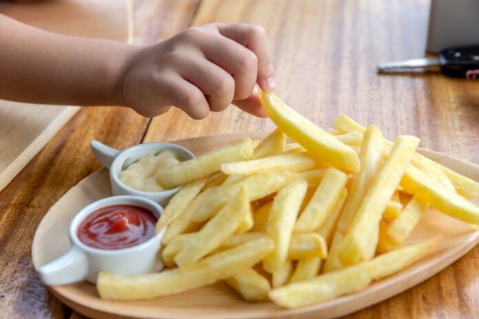 publicidade-pode-levar-criancas-a-comer-130-calorias-extras-por-dia