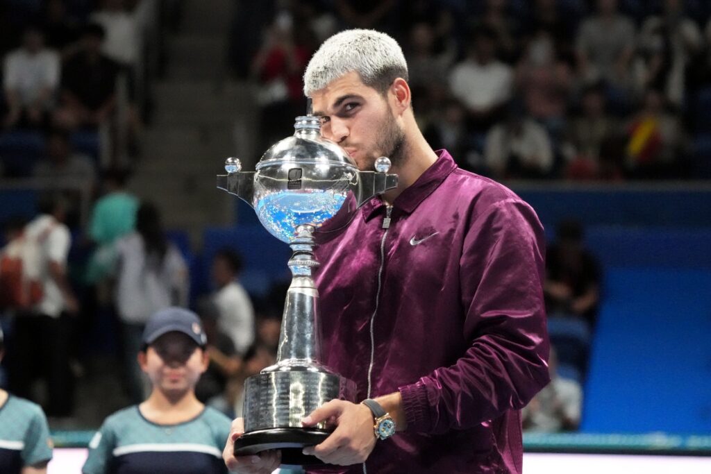 tenis:-alcaraz-derrota-fritz-e-conquista-o-titulo-do-atp-500-de-toquio