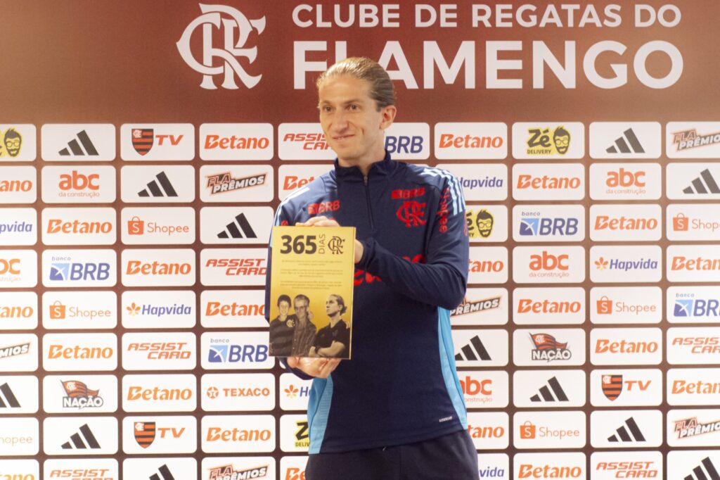 filipe-luis-completa-um-ano-no-comando-do-flamengo-e-e-homenageado