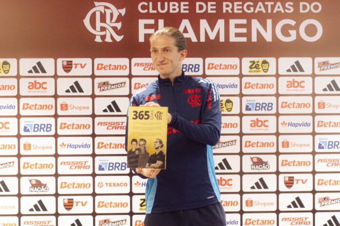 filipe-luis-completa-um-ano-no-comando-do-flamengo-e-e-homenageado