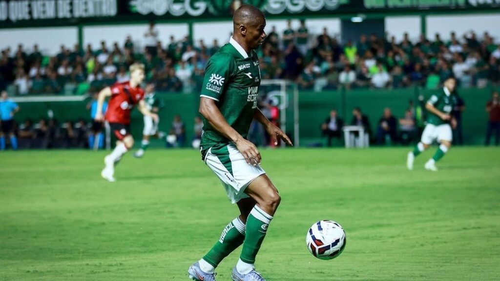 serie-b:-goias-empata-com-atletico-go-e-perde-chance-de-voltar-a-lideranca