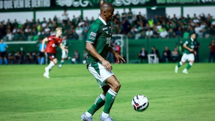serie-b:-goias-empata-com-atletico-go-e-perde-chance-de-voltar-a-lideranca
