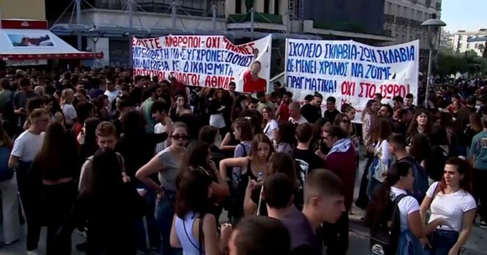 manifestantes-na-grecia-protestam-contra-proposta-de-13-horas-de-trabalho