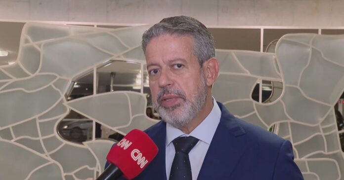 quem-ganha-r$-50-mil-nao-e-super-rico-em-pais-nenhum,-diz-lira-sobre-ir