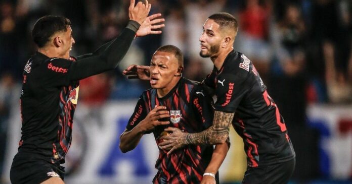 com-arbitragem-polemica-e-gol-no-fim,-bragantino-vence-o-gremio