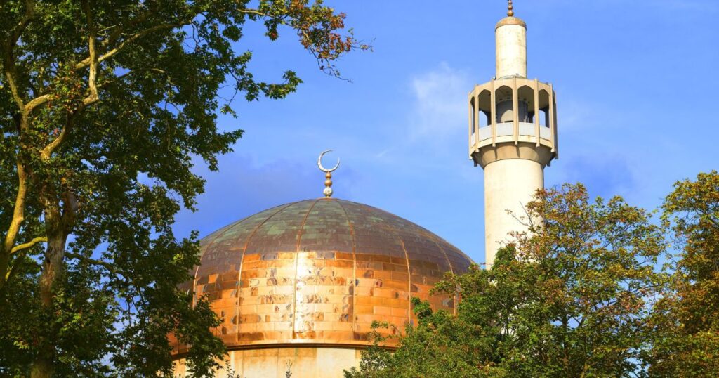 entrada-de-mesquita-e-incendiada-com-duas-pessoas-dentro-no-reino-unido