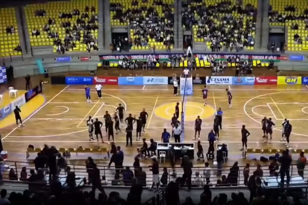 homem-e-preso-apos-ser-acusado-de-ofensas-racistas-a-tecnico-de-volei