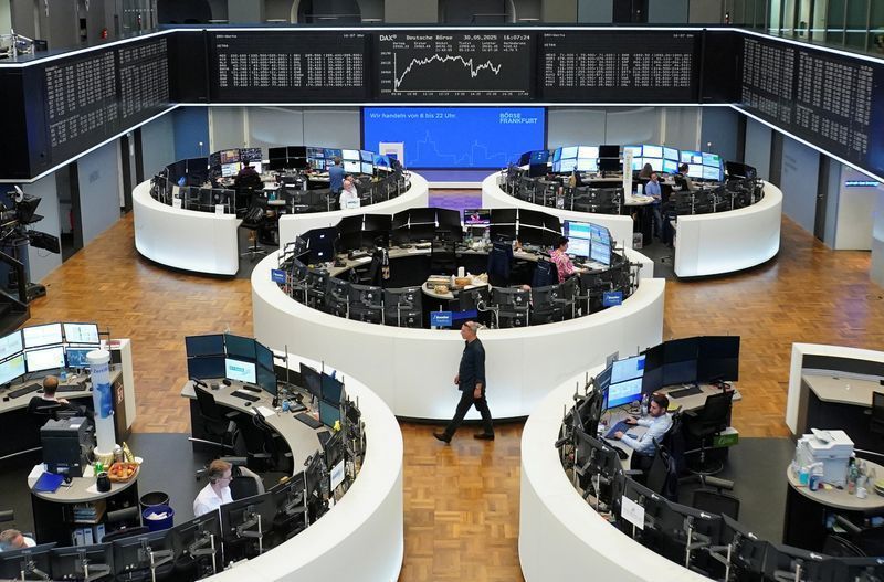 bolsas-da-europa:-paris-lidera-perdas-apos-renuncia-de-premie-da-franca