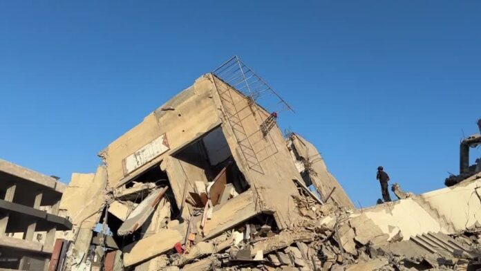 bombardeios-continuam-em-gaza-dois-anos-apos-ataque-do-hamas-contra-israel