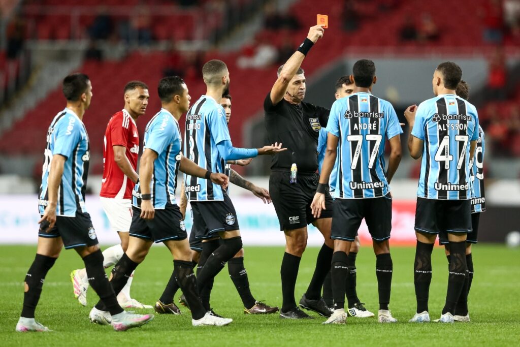 gremio-publica-compilado-de-erros-da-arbitragem-na-temporada.-assista
