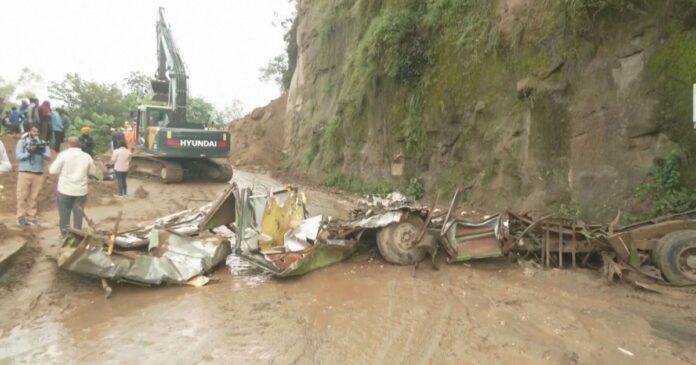 deslizamento-de-terra-atinge-onibus-na-india-deixando-pelo-menos-15-mortos