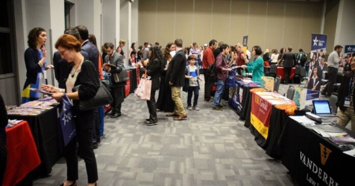 feira-gratuita-une-estudantes-de-direito-a-universidades-dos-eua