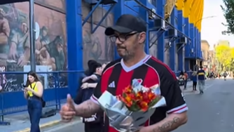 torcedor-do-river-vai-a-bombonera-e-leva-flores-a-velorio-de-miguel-russo