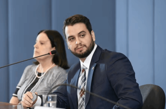apos-perda-de-prazo,-moraes-destitui-advogados-de-filipe-martins