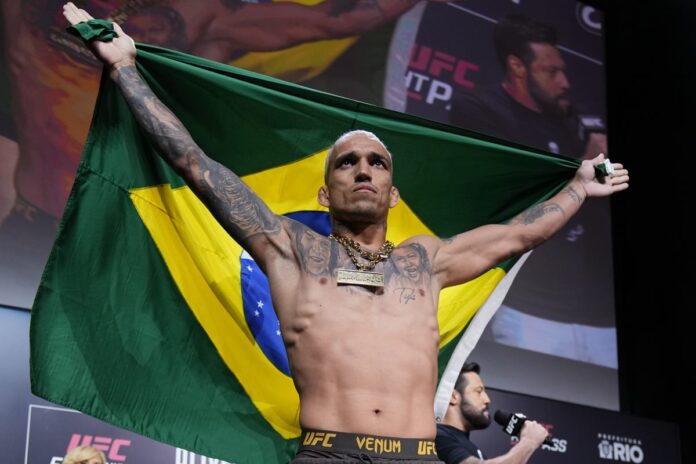 charles-do-bronx-encara-gamrot-diante-da-torcida-no-ufc-rio