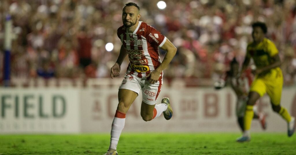 com-gol-heroico-no-final,-nautico-bate-brusque-e-garante-acesso-a-serie-b
