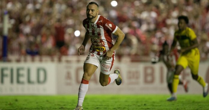 com-gol-heroico-no-final,-nautico-bate-brusque-e-garante-acesso-a-serie-b