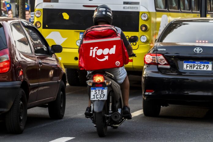 trabalho-nas-ruas:-como-a-rotina-afeta-a-saude-de-entregadores-de-app