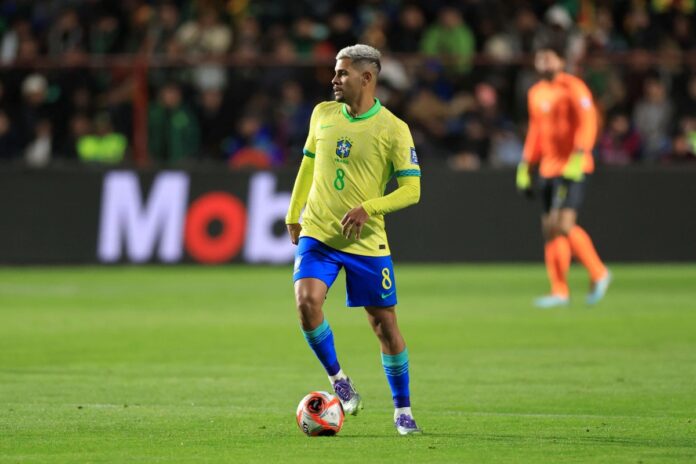 bruno-guimaraes-ve-evolucao-sob-comando-de-ancelotti:-“estamos-fortes”