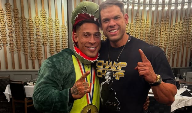 ramon-dino-se-fantasia-de-dinossauro-para-comemorar-o-mr.-olympia-2025