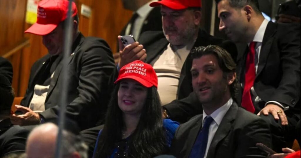 bones-em-homenagem-a-trump-sao-usados-no-parlamento-de-israel