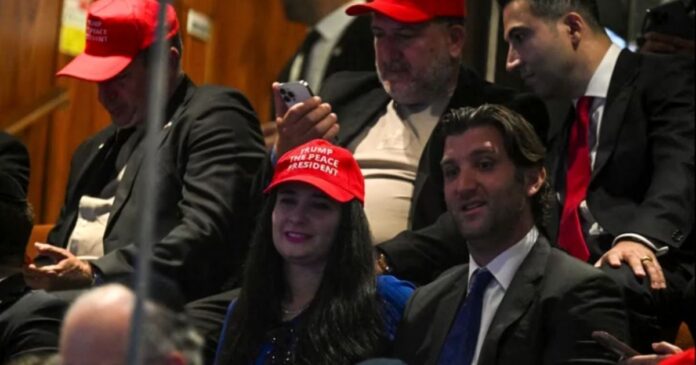 bones-em-homenagem-a-trump-sao-usados-no-parlamento-de-israel