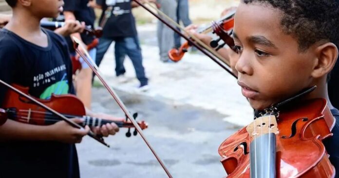 projeto-leva-aulas-de-musica-para-criancas-em-areas-vulneraveis-do-rio