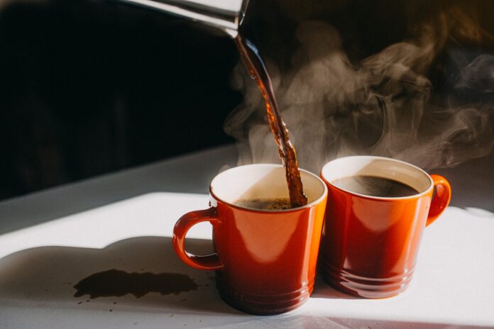 beber-cafe-e-cha-muito-quentes-pode-elevar-risco-de-cancer.-entenda
