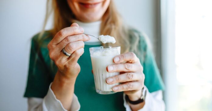 por-que-a-mulher-sente-mais-fome-na-menopausa?-entenda