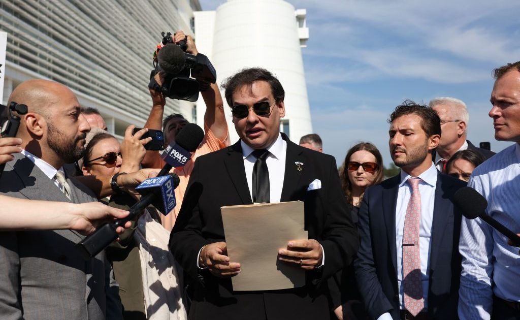 quem-e-george-santos,-ex-deputado-filho-de-brasileiros-condenado-por-fraude
