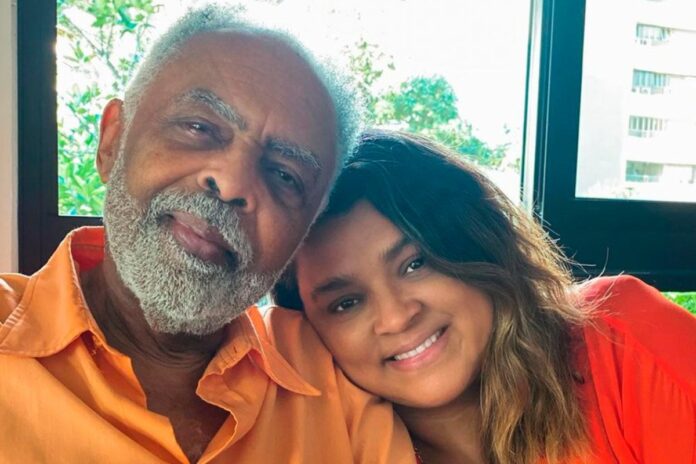 “estara-sempre-conosco”,-diz-gilberto-gil-ao-homenagear-preta-em-turne