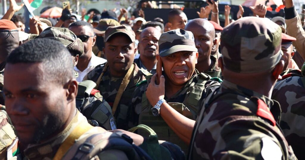 quem-e-michael-randrianirina,-coronel-que-assumiu-controle-de-madagascar