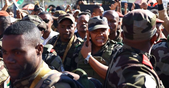 quem-e-michael-randrianirina,-coronel-que-assumiu-controle-de-madagascar
