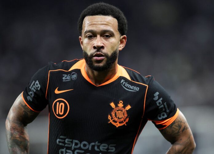 video:-memphis-depay-debocha-de-jogador-do-atletico-mg-durante-jogo