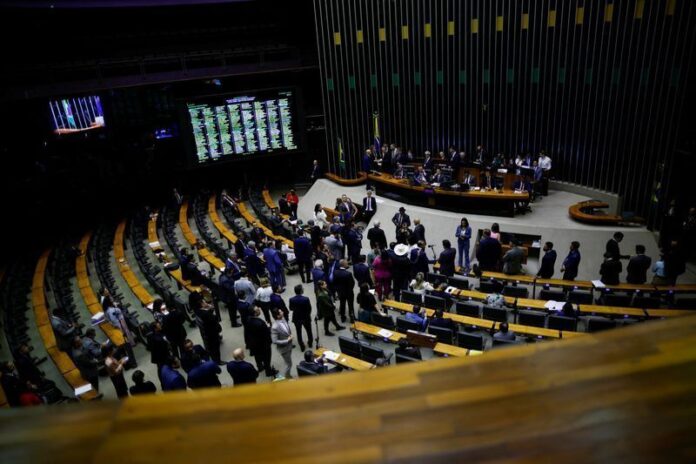 camara-mira-bagagem-de-mao-gratuita,-mas-congresso-ignora-veto-de-bolsonaro