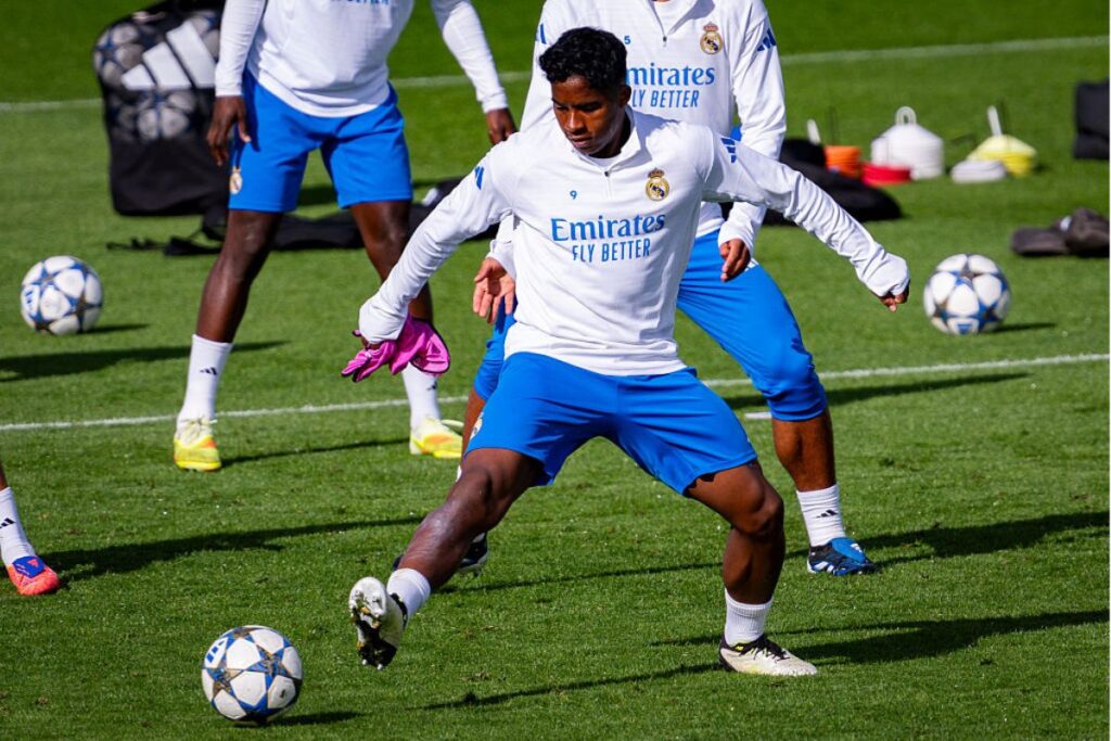 “nao-estamos-no-momento”,-diz-xabi-alonso-sobre-minutagem-de-endrick